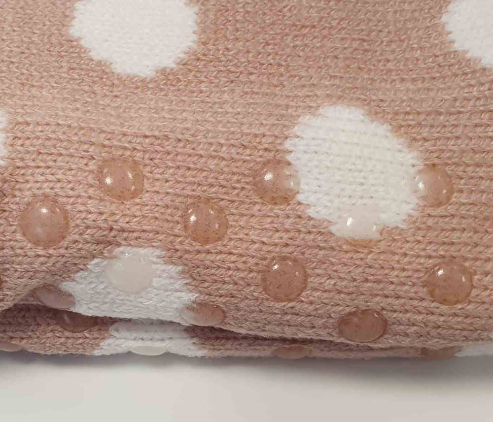 Tjocka och varma strumpor med stickad utsida i färgen rosa med vita prickar, kommer i storlek 35-41