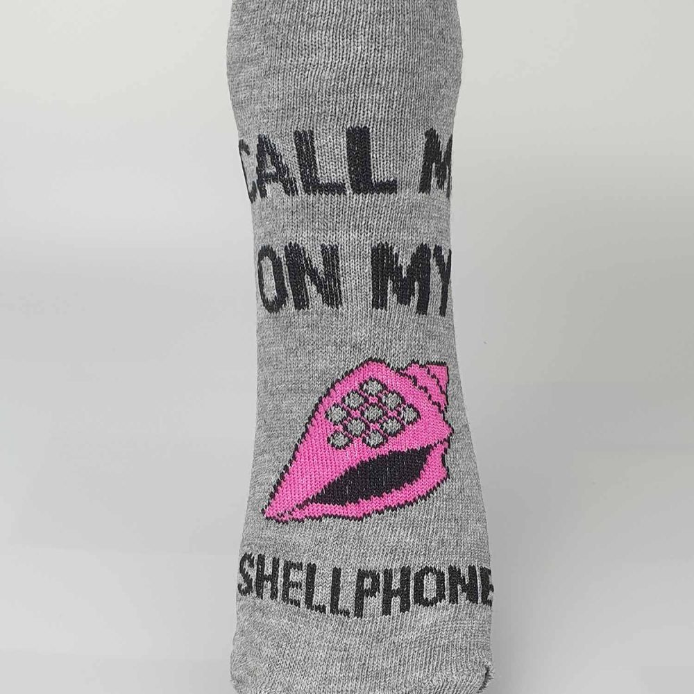 detalj strumpa med texten"call me on my shellphone"