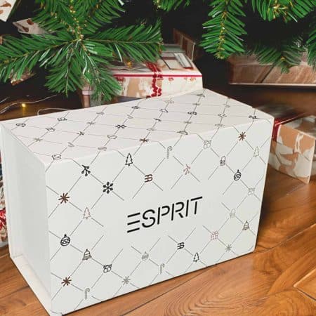 ESPRIT Christmas Edition presentask herrstrumpor under julgranen