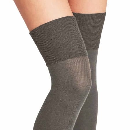 Falke Softmerino overknee strumpor pebble, detalj av låret