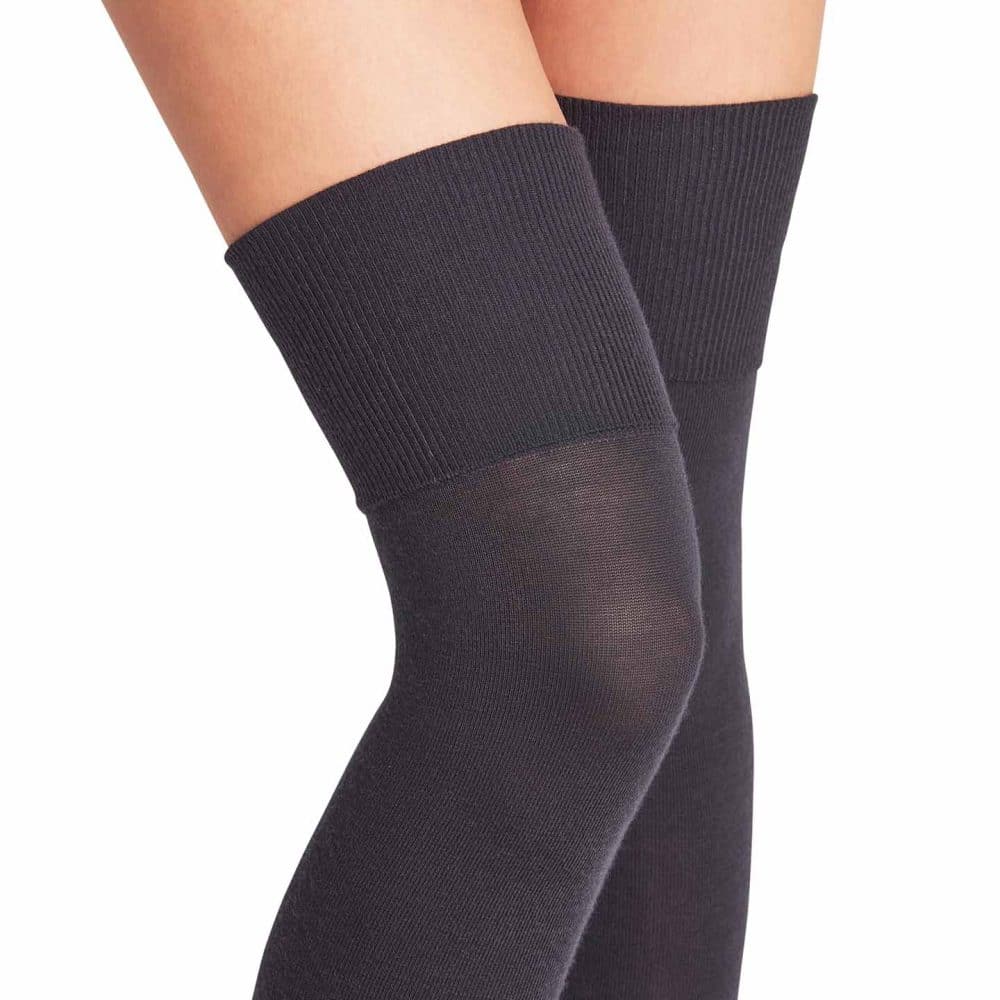 Falke Softmerino overknee strumpor dark navy, detalj av låret