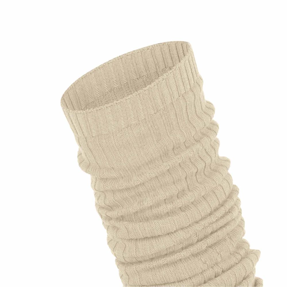 FALKE Cross Knit creme, ribbstickad benvärmare och armvärmare, detalj av mudden